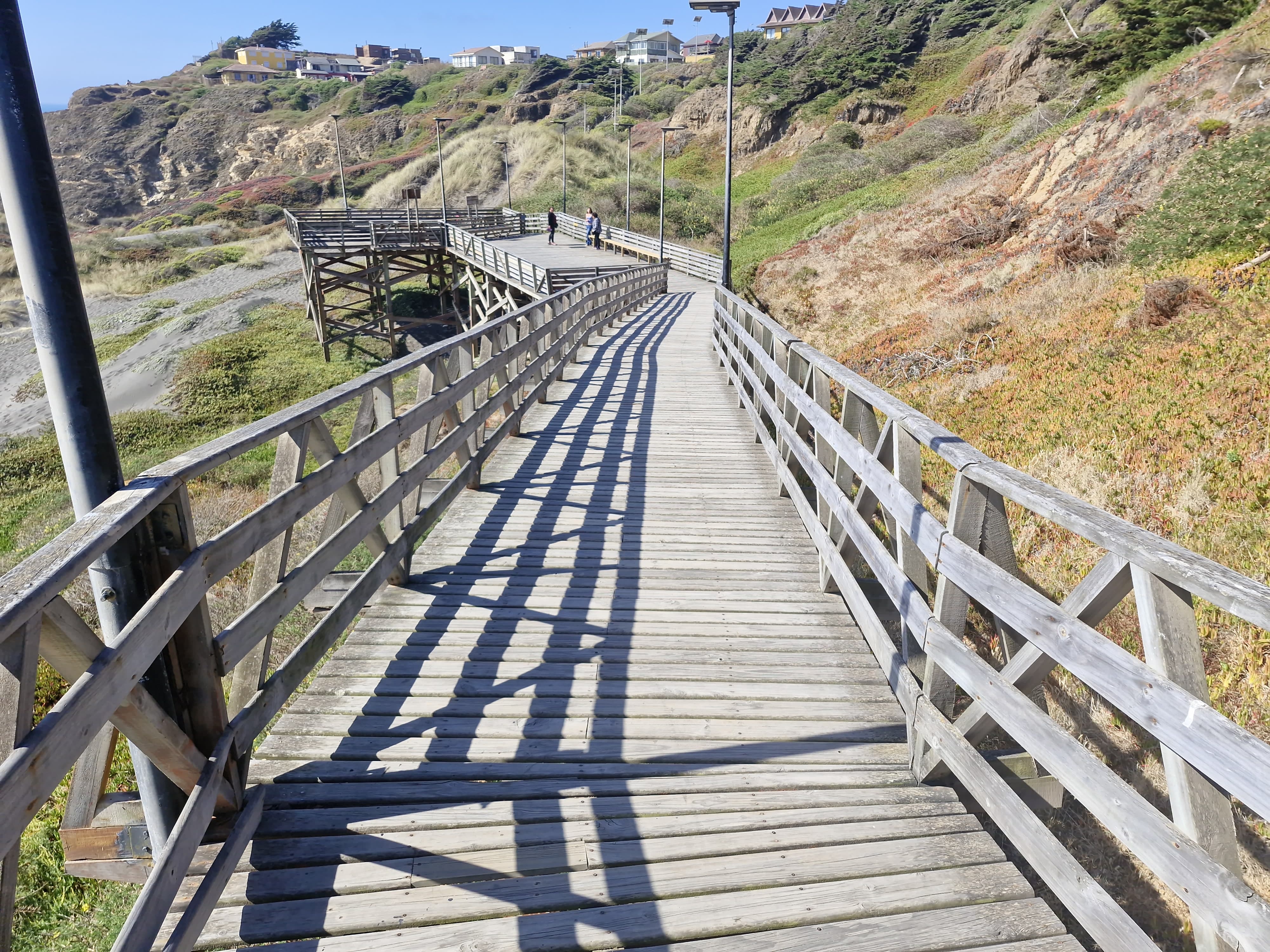 Fotografía del gran sendero con el que cuenta el mirador